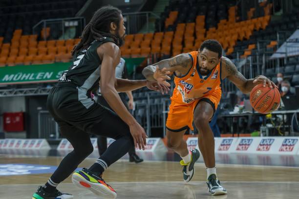 高压防守抑 高压防守抑